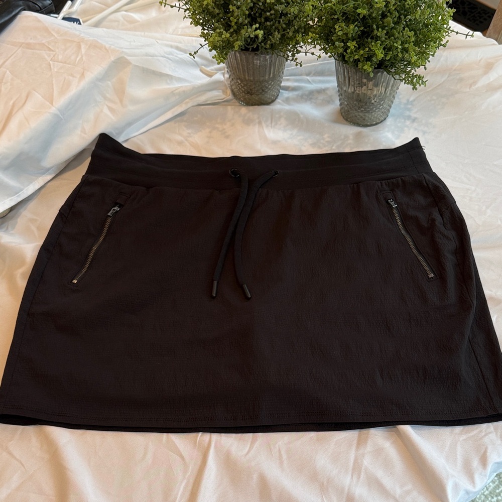 Athleta Black, Size 14, “Trekkie North”Skort Zippered Pockets